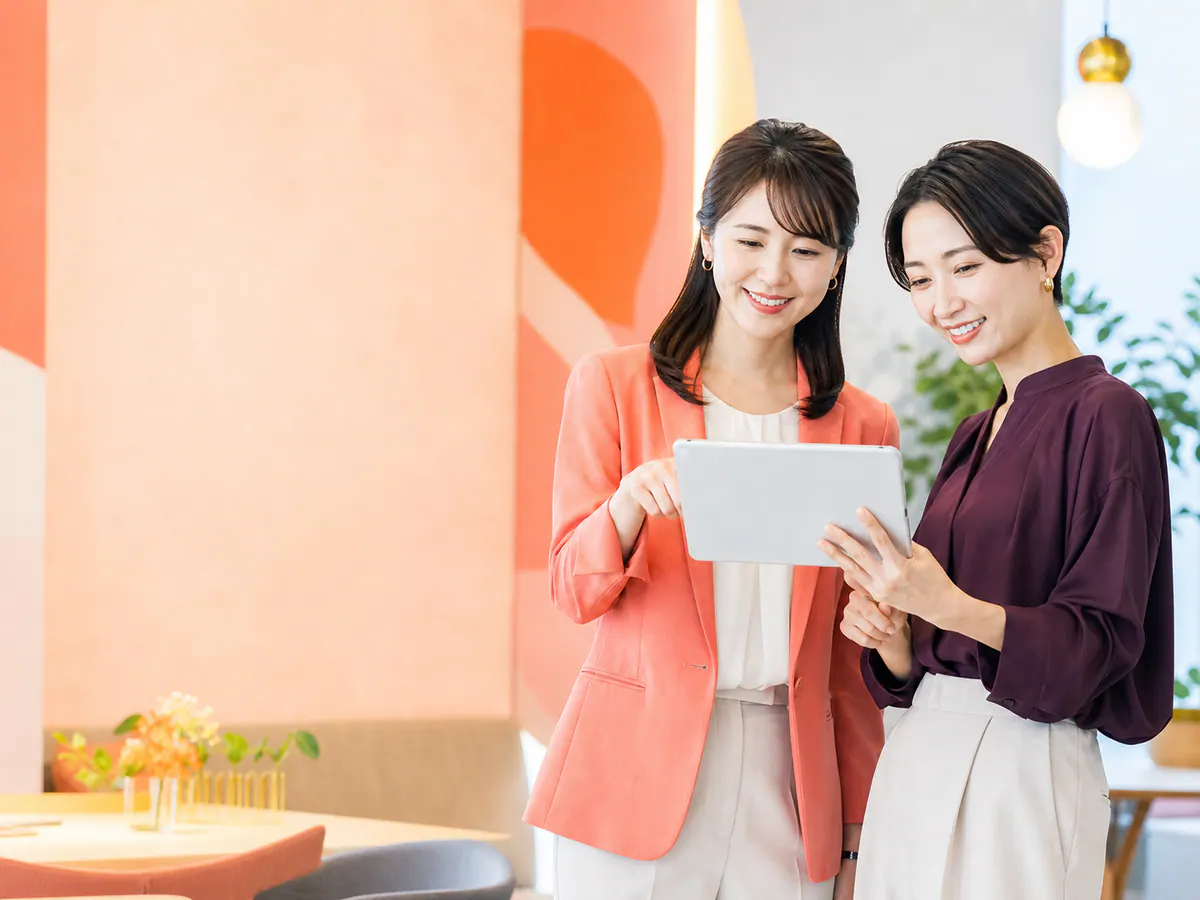 求人情報を管理する成人女性のイメージ
